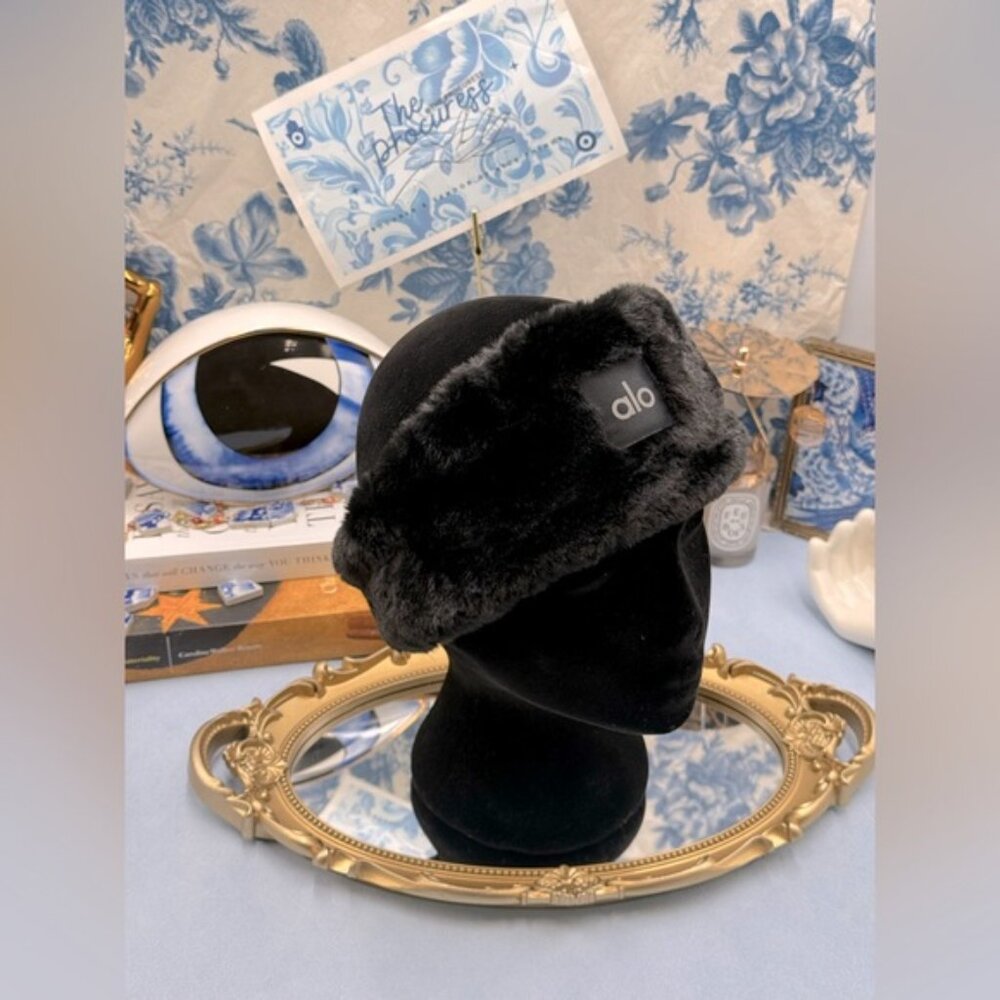 🆕 ALO YOGA 🧿 NWOT Faux Fur Ear Warmers - Black - Picture 2 of 13